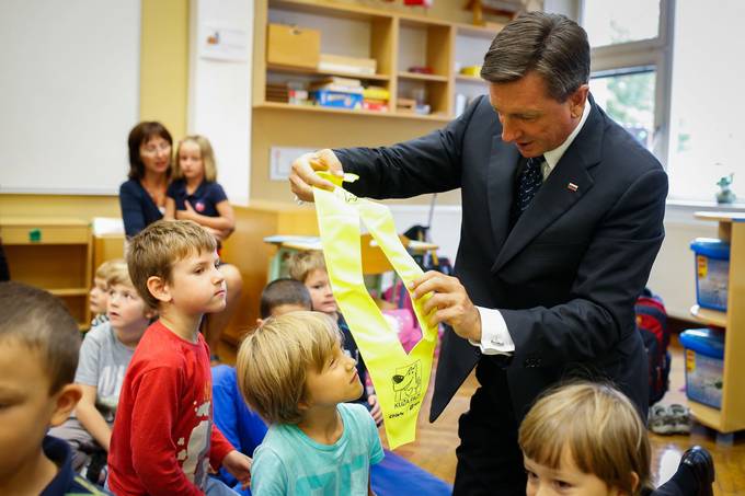 Predsednik republike je na prvi šolski dan obiskal Osnovno šolo Poljane v Ljubljani, kjer je prvošolce pospremil v novo šolsko leto in jim razdelil rumene rutke, da bodo varni na svojih poteh